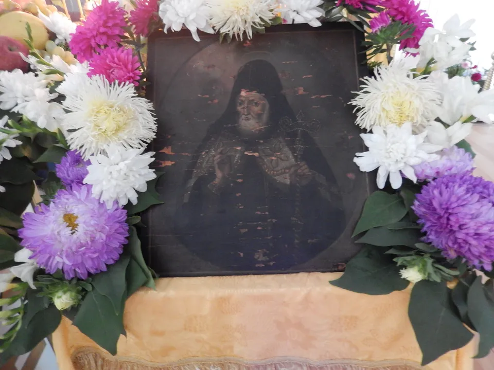 Духовенство и хор поют акафист у праздничного аналоя с иконой