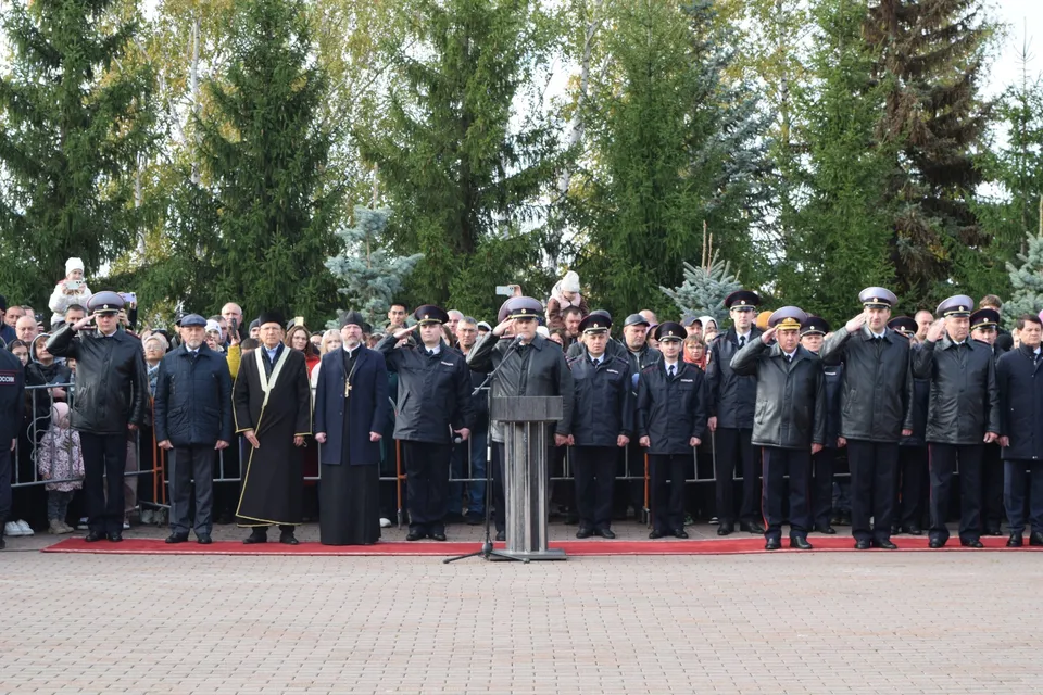 Строй курсантов и духовенство на торжественной присяге