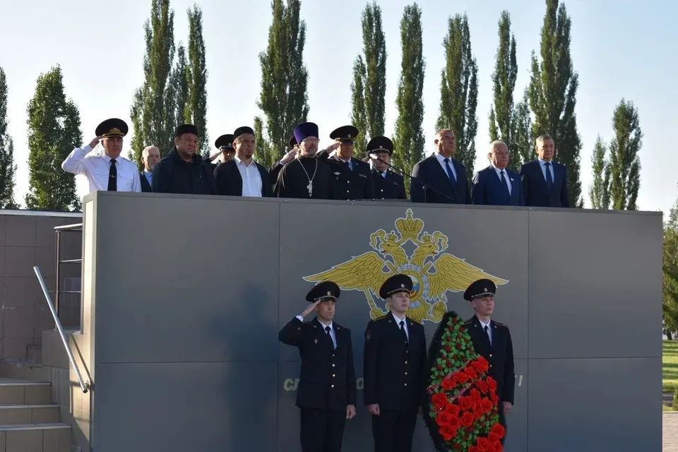 Курсанты и духовенство у памятного венка на торжественной линейке