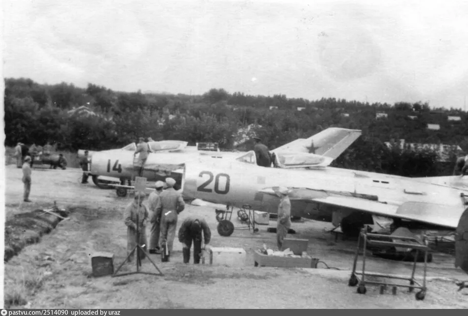 Военный истребитель и курсанты на аэродроме, чёрно-белое фото 1966 года